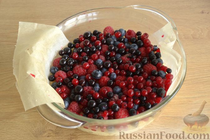 Фото приготовления рецепта: Творожный пирог с ягодами - шаг №10