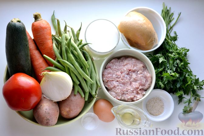 Фото приготовления рецепта: Суп со стручковой фасолью, цукини и фрикадельками - шаг №1