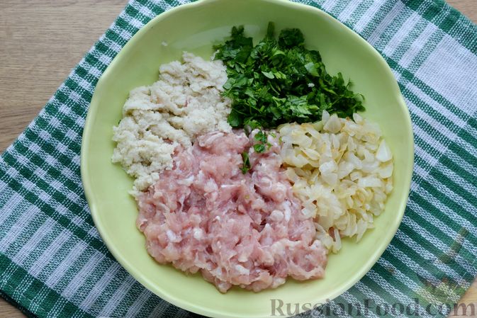 Фото приготовления рецепта: Суп со стручковой фасолью, цукини и фрикадельками - шаг №6