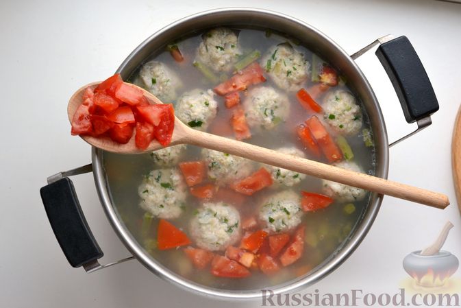 Фото приготовления рецепта: Суп со стручковой фасолью, цукини и фрикадельками - шаг №16