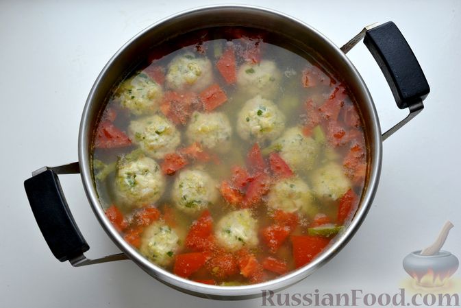 Фото приготовления рецепта: Суп со стручковой фасолью, цукини и фрикадельками - шаг №18