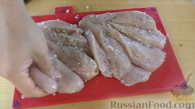 Фото приготовления рецепта: "Веер" из куриного филе с кабачками, помидорами и сыром (в духовке) - шаг №2