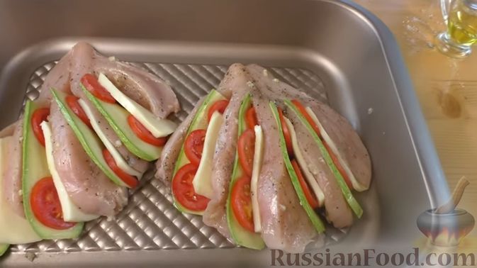 Фото приготовления рецепта: "Веер" из куриного филе с кабачками, помидорами и сыром (в духовке) - шаг №4