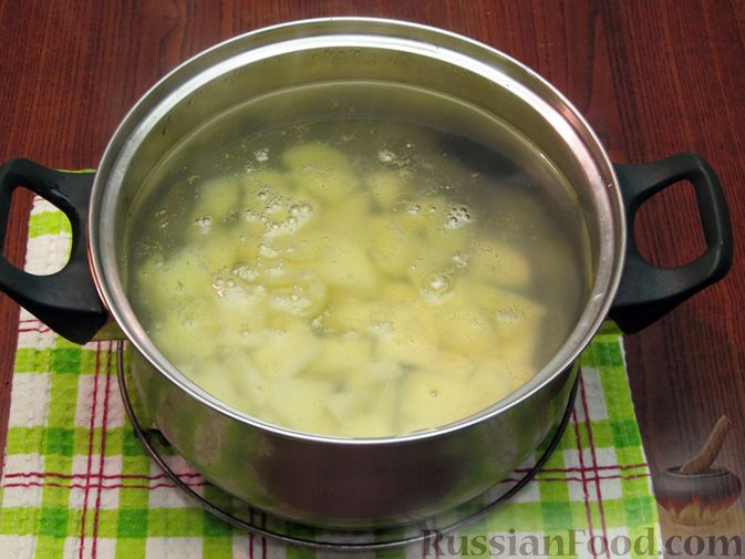 Фото приготовления рецепта: Суп с шампиньонами, чечевицей и сливками - шаг №11