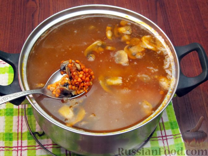 Фото приготовления рецепта: Суп с шампиньонами, чечевицей и сливками - шаг №12
