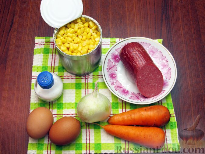 Фото приготовления рецепта: Салат с колбасой, морковью, кукурузой и яйцами - шаг №1