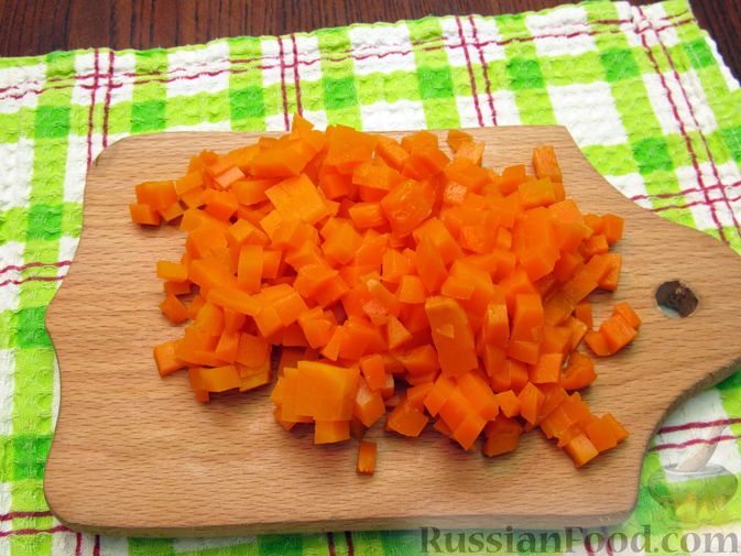 Фото приготовления рецепта: Салат с колбасой, морковью, кукурузой и яйцами - шаг №7