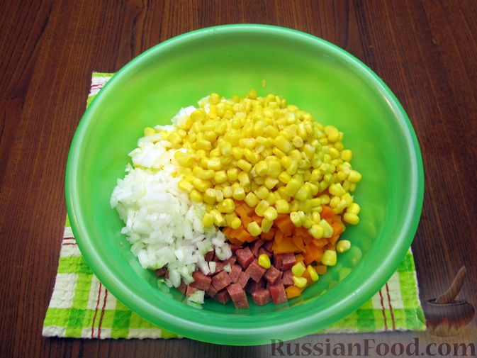 Фото приготовления рецепта: Салат с колбасой, морковью, кукурузой и яйцами - шаг №9