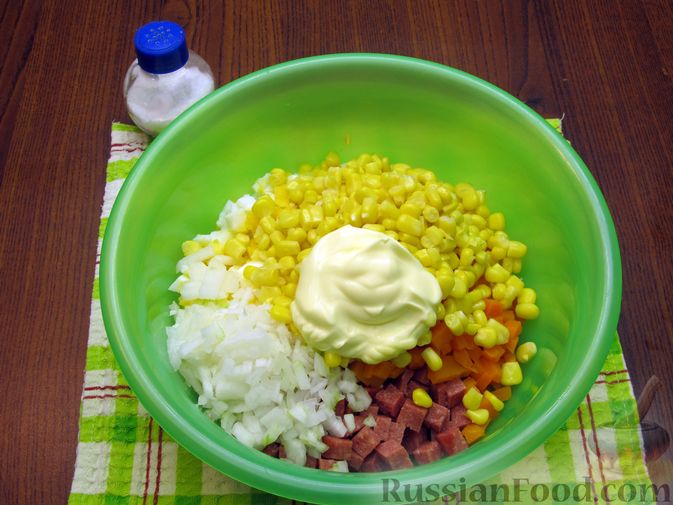 Фото приготовления рецепта: Салат с колбасой, морковью, кукурузой и яйцами - шаг №10