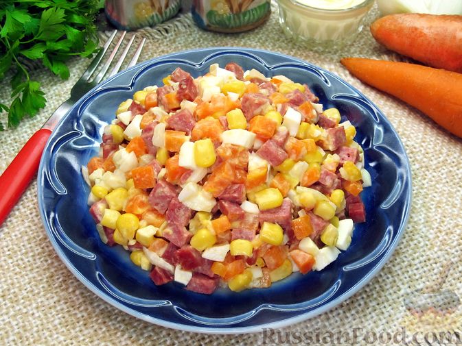 Фото приготовления рецепта: Салат с колбасой, морковью, кукурузой и яйцами - шаг №12