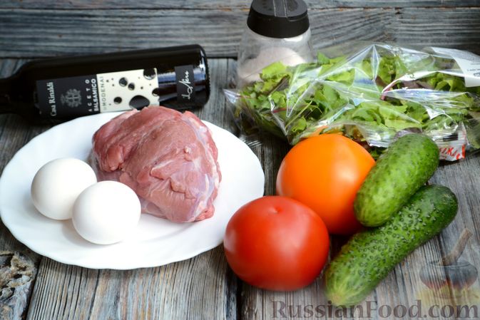 Фото приготовления рецепта: Салат с телятиной, помидорами, огурцами и яйцами - шаг №1