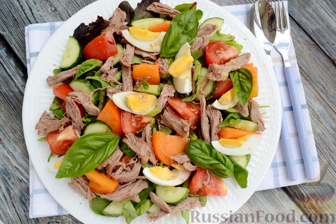 Фото приготовления рецепта: Салат с телятиной, помидорами, огурцами и яйцами - шаг №12