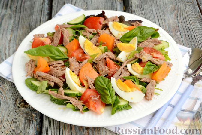 Фото приготовления рецепта: Салат с телятиной, помидорами, огурцами и яйцами - шаг №13