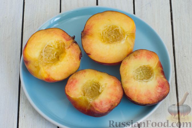 Фото приготовления рецепта: Персики с творожной-йогуртовой начинкой и миндалём - шаг №5