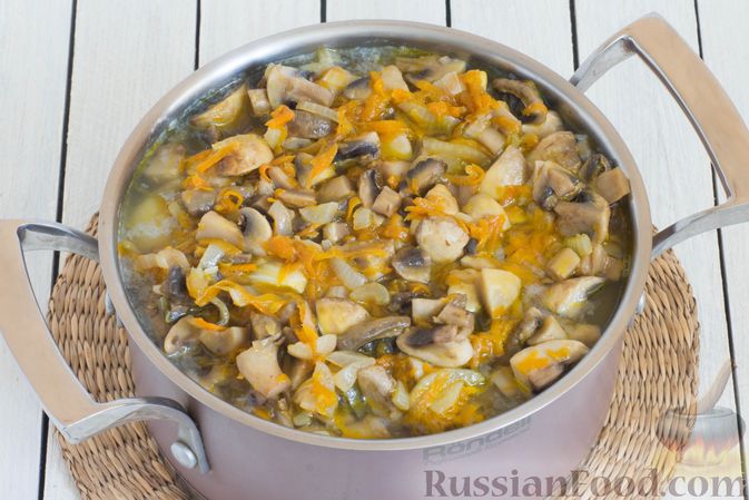 Фото приготовления рецепта: Овощной суп-пюре из патиссонов с шампиньонами - шаг №8