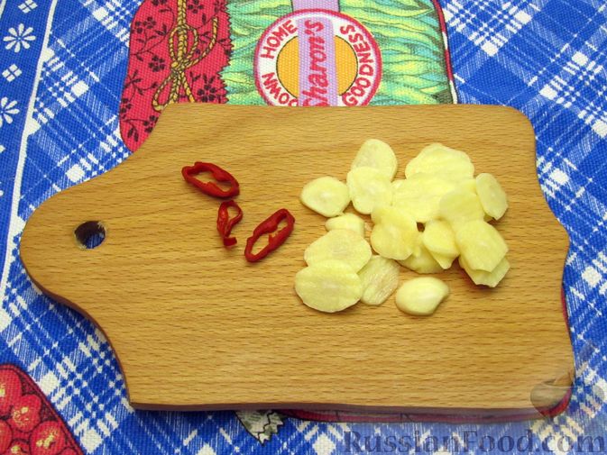 Фото приготовления рецепта: Малосольные огурцы с листьями хрена - шаг №4