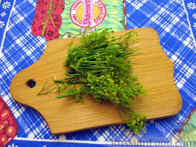 Фото приготовления рецепта: Малосольные огурцы с листьями хрена - шаг №6