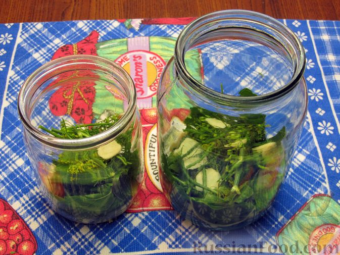 Фото приготовления рецепта: Малосольные огурцы с листьями хрена - шаг №8