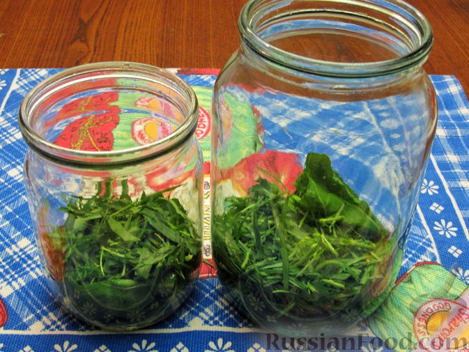 Фото приготовления рецепта: Малосольные огурцы с листьями хрена - шаг №9