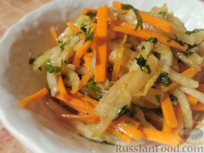 Фото к рецепту: Салат из кольраби с морковью и чесноком