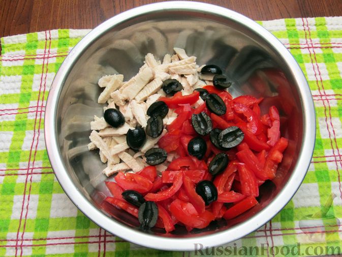 Фото приготовления рецепта: Салат с курицей, помидорами, маслинами и грецкими орехами - шаг №7