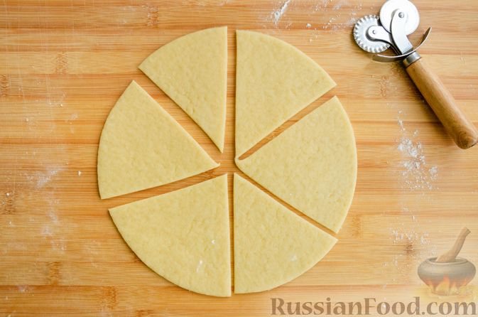 Фото приготовления рецепта: Творожное печенье со сливами - шаг №10