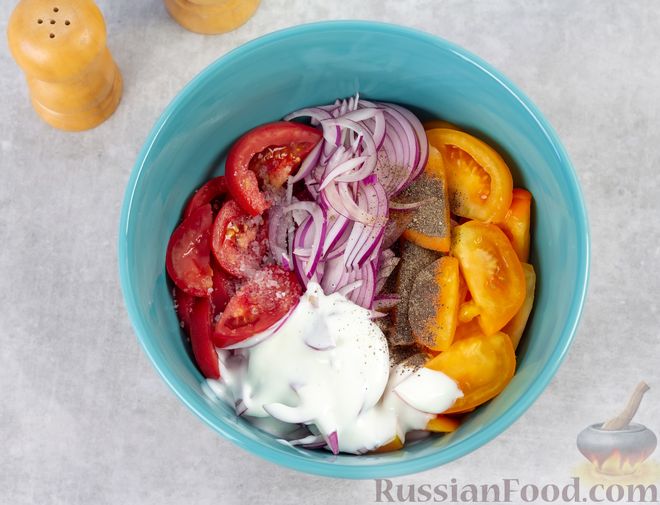 Фото приготовления рецепта: Салат из помидоров с красным луком и йогуртом - шаг №3