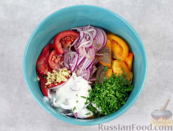 Фото приготовления рецепта: Салат из помидоров с красным луком и йогуртом - шаг №4