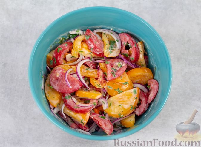 Фото приготовления рецепта: Салат из помидоров с красным луком и йогуртом - шаг №5