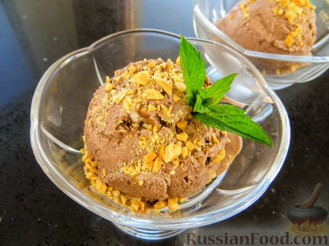 Фото к рецепту: Мороженое из сливок и сгущёнки с орехами