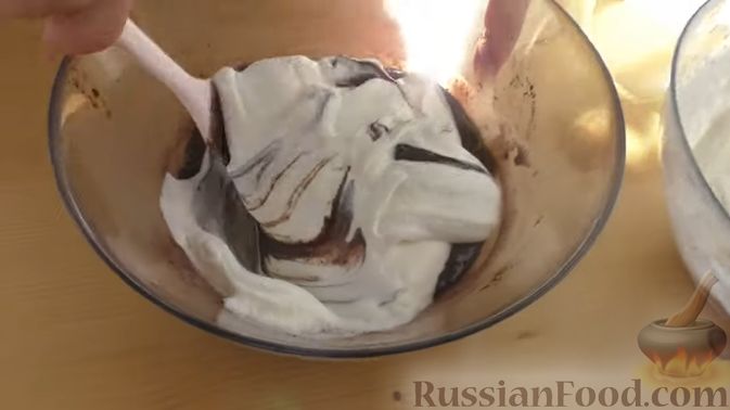 Фото приготовления рецепта: Мороженое из сливок и сгущёнки с орехами - шаг №3