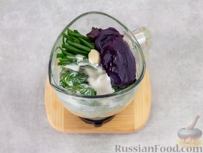Фото приготовления рецепта: Холодный огуречный суп с йогуртом и кефиром - шаг №5