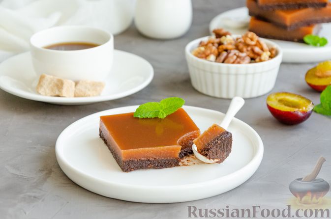 Фото приготовления рецепта: Сливовый десерт с черносливом и орехами - шаг №14