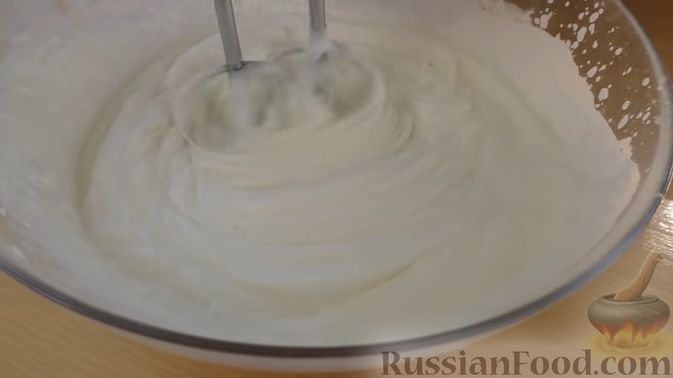 Фото приготовления рецепта: Мороженое из сливок и сгущёнки с орехами - шаг №2