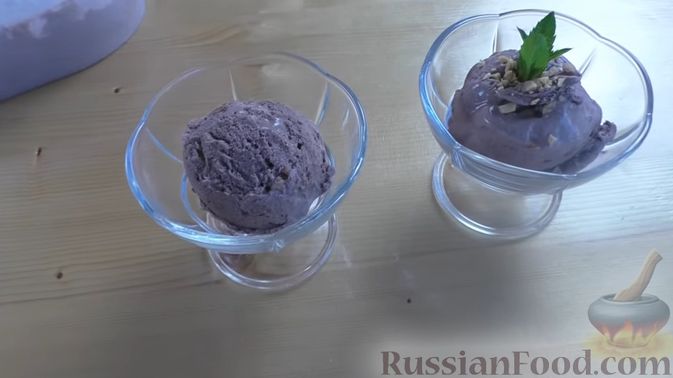 Фото приготовления рецепта: Мороженое из сливок и сгущёнки с орехами - шаг №5