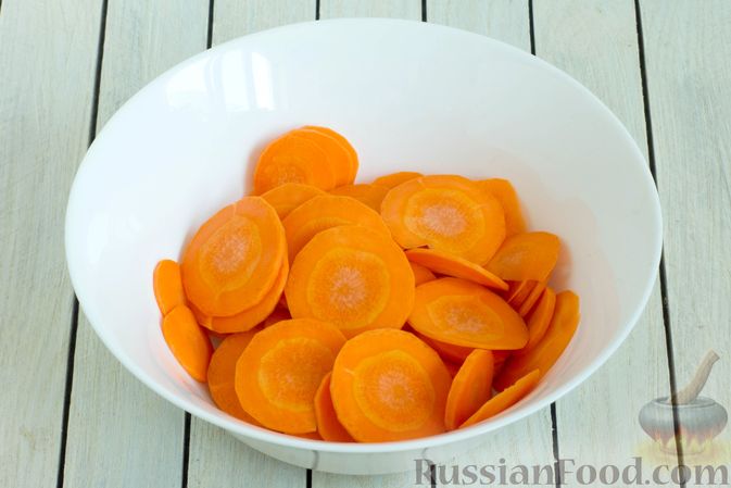 Фото приготовления рецепта: Морковные чипсы с пряностями (в духовке) - шаг №2