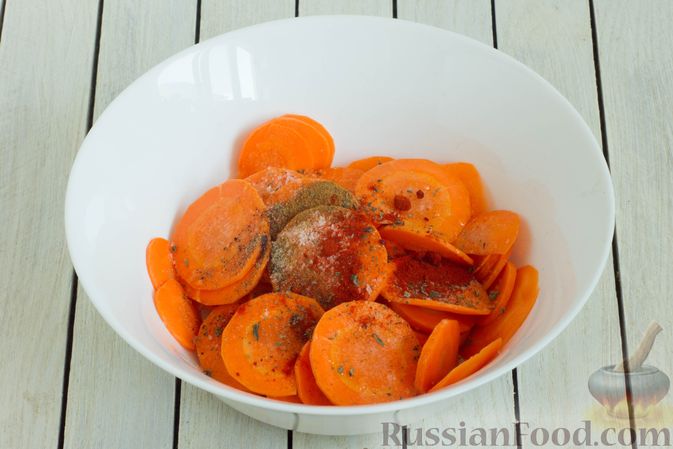 Фото приготовления рецепта: Морковные чипсы с пряностями (в духовке) - шаг №3