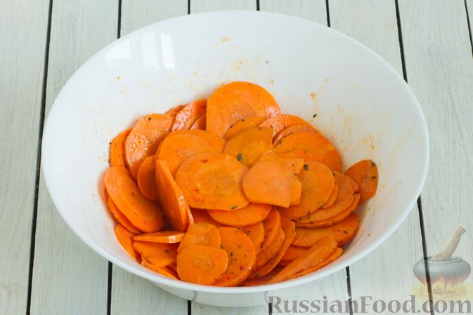 Фото приготовления рецепта: Морковные чипсы с пряностями (в духовке) - шаг №4