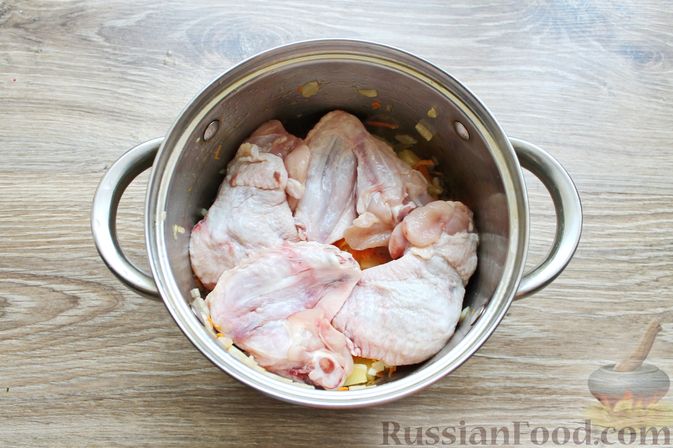 Фото приготовления рецепта: Суп с куриными крылышками, свежими огурцами и сметаной - шаг №7