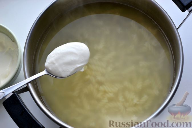 Фото приготовления рецепта: Куриный суп с макаронами, сметаной и яичными желтками - шаг №7