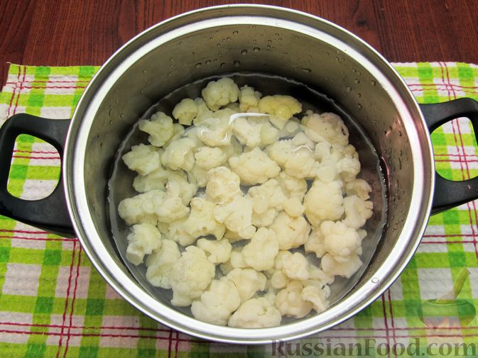 Фото приготовления рецепта: Жареная цветная капуста с сосисками и яйцами - шаг №3