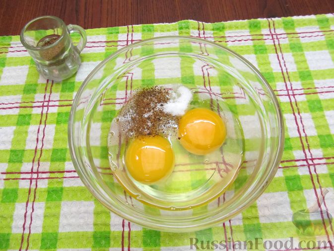 Фото приготовления рецепта: Жареная цветная капуста с сосисками и яйцами - шаг №11