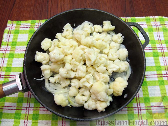 Фото приготовления рецепта: Жареная цветная капуста с сосисками и яйцами - шаг №7