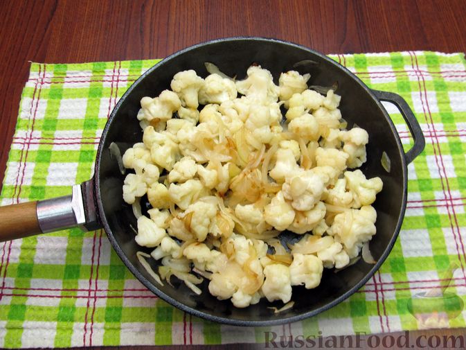 Фото приготовления рецепта: Жареная цветная капуста с сосисками и яйцами - шаг №8