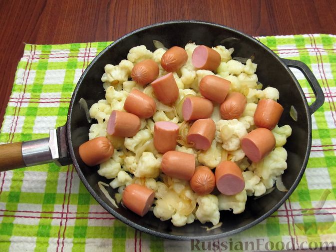 Фото приготовления рецепта: Жареная цветная капуста с сосисками и яйцами - шаг №9