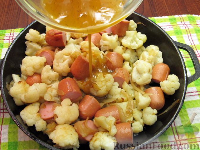 Фото приготовления рецепта: Жареная цветная капуста с сосисками и яйцами - шаг №13