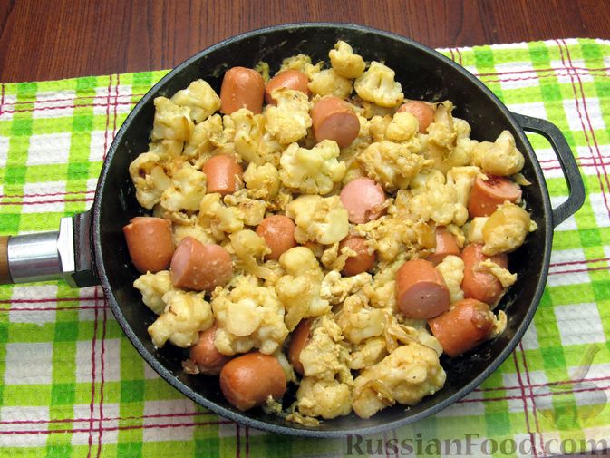 Фото приготовления рецепта: Жареная цветная капуста с сосисками и яйцами - шаг №14