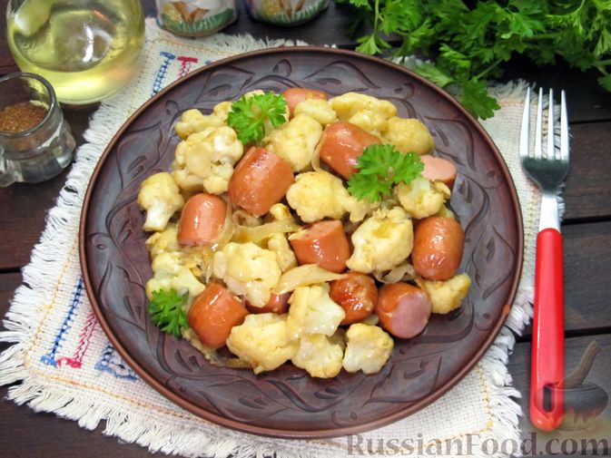 Фото приготовления рецепта: Жареная цветная капуста с сосисками и яйцами - шаг №15