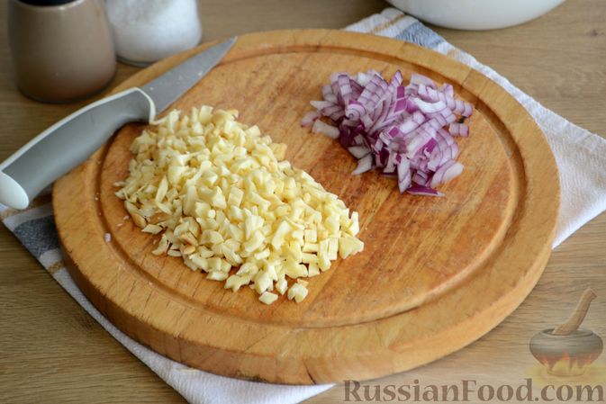 Фото приготовления рецепта: Салат с курицей, болгарским перцем, кукурузой и сыром сулугуни - шаг №3