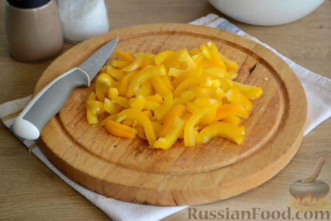 Фото приготовления рецепта: Салат с курицей, болгарским перцем, кукурузой и сыром сулугуни - шаг №4